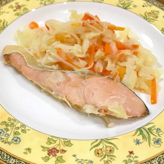 塩鮭と野菜（キャベツ・人参）とえのきの蒸し焼き